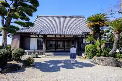 慶徳寺の{uncategorized: "未分類", other: "その他", undefined: "問題あり", building: "その他建物", grave: "お墓", sacred_gate: "鳥居", guardian: "狛犬", statue: "像", buddha: "仏像", history: "歴史", nature: "自然", garden: "庭園", animal: "動物", pagoda: "塔", temizu: "手水舎", mountain_gate: "山門・神門", sanctuary: "本殿・本堂", subordinate: "末社・摂社", art: "芸術", scenery: "景色", jizo: "地蔵", ema: "絵馬", goshuin: "御朱印", omikuji: "おみくじ", items: "授与品その他", amulet: "お守り", goshuincho: "御朱印帳", eats: "食事", festival: "お祭り", votive_dance: "神楽", shichigosan: "七五三参", wedding: "結婚式", experience: "体験その他", initially: "初詣", around: "周辺", anti_infection: "感染症対策"}