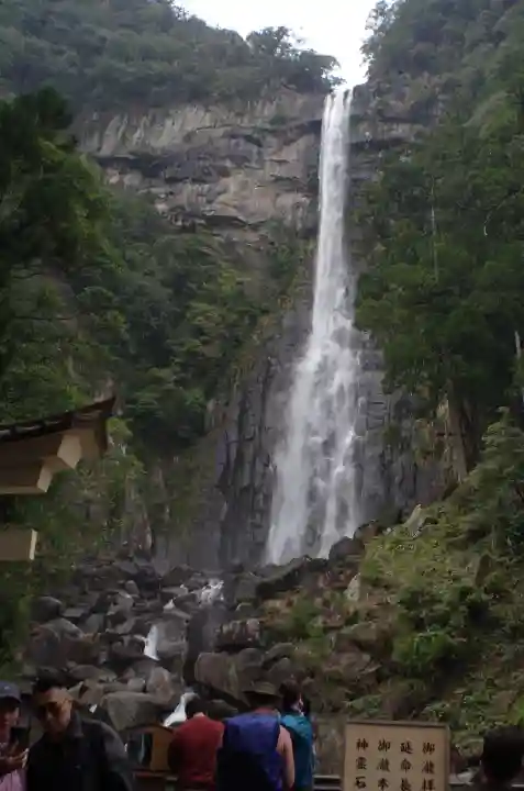 飛瀧神社(熊野那智大社別宮)の{uncategorized: "未分類", other: "その他", undefined: "問題あり", building: "その他建物", grave: "お墓", sacred_gate: "鳥居", guardian: "狛犬", statue: "像", buddha: "仏像", history: "歴史", nature: "自然", garden: "庭園", animal: "動物", pagoda: "塔", temizu: "手水舎", mountain_gate: "山門・神門", sanctuary: "本殿・本堂", subordinate: "末社・摂社", art: "芸術", scenery: "景色", jizo: "地蔵", ema: "絵馬", goshuin: "御朱印", omikuji: "おみくじ", items: "授与品その他", amulet: "お守り", goshuincho: "御朱印帳", eats: "食事", festival: "お祭り", votive_dance: "神楽", shichigosan: "七五三参", wedding: "結婚式", experience: "体験その他", initially: "初詣", around: "周辺", anti_infection: "感染症対策"}