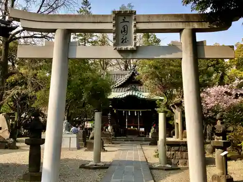 三囲神社の鳥居