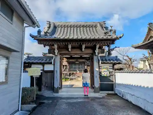 西唱寺の山門