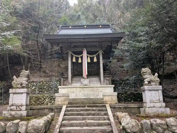 大宝天皇神社の{uncategorized: "未分類", other: "その他", undefined: "問題あり", building: "その他建物", grave: "お墓", sacred_gate: "鳥居", guardian: "狛犬", statue: "像", buddha: "仏像", history: "歴史", nature: "自然", garden: "庭園", animal: "動物", pagoda: "塔", temizu: "手水舎", mountain_gate: "山門・神門", sanctuary: "本殿・本堂", subordinate: "末社・摂社", art: "芸術", scenery: "景色", jizo: "地蔵", ema: "絵馬", goshuin: "御朱印", omikuji: "おみくじ", items: "授与品その他", amulet: "お守り", goshuincho: "御朱印帳", eats: "食事", festival: "お祭り", votive_dance: "神楽", shichigosan: "七五三参", wedding: "結婚式", experience: "体験その他", initially: "初詣", around: "周辺", anti_infection: "感染症対策"}