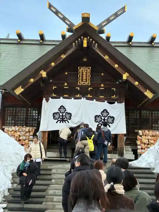 札幌諏訪神社の{uncategorized: "未分類", other: "その他", undefined: "問題あり", building: "その他建物", grave: "お墓", sacred_gate: "鳥居", guardian: "狛犬", statue: "像", buddha: "仏像", history: "歴史", nature: "自然", garden: "庭園", animal: "動物", pagoda: "塔", temizu: "手水舎", mountain_gate: "山門・神門", sanctuary: "本殿・本堂", subordinate: "末社・摂社", art: "芸術", scenery: "景色", jizo: "地蔵", ema: "絵馬", goshuin: "御朱印", omikuji: "おみくじ", items: "授与品その他", amulet: "お守り", goshuincho: "御朱印帳", eats: "食事", festival: "お祭り", votive_dance: "神楽", shichigosan: "七五三参", wedding: "結婚式", experience: "体験その他", initially: "初詣", around: "周辺", anti_infection: "感染症対策"}
