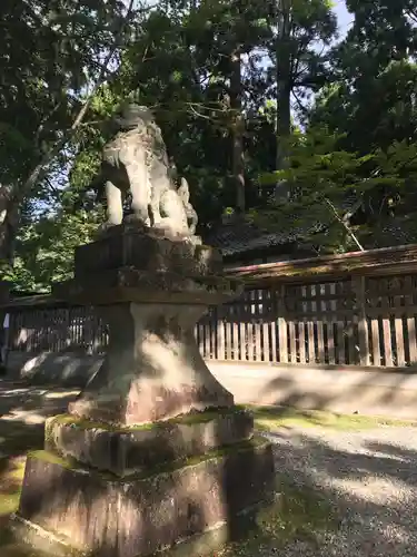 雄山神社中宮祈願殿の狛犬