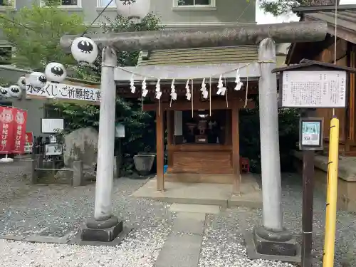川越熊野神社の{uncategorized: "未分類", other: "その他", undefined: "問題あり", building: "その他建物", grave: "お墓", sacred_gate: "鳥居", guardian: "狛犬", statue: "像", buddha: "仏像", history: "歴史", nature: "自然", garden: "庭園", animal: "動物", pagoda: "塔", temizu: "手水舎", mountain_gate: "山門・神門", sanctuary: "本殿・本堂", subordinate: "末社・摂社", art: "芸術", scenery: "景色", jizo: "地蔵", ema: "絵馬", goshuin: "御朱印", omikuji: "おみくじ", items: "授与品その他", amulet: "お守り", goshuincho: "御朱印帳", eats: "食事", festival: "お祭り", votive_dance: "神楽", shichigosan: "七五三参", wedding: "結婚式", experience: "体験その他", initially: "初詣", around: "周辺", anti_infection: "感染症対策"}