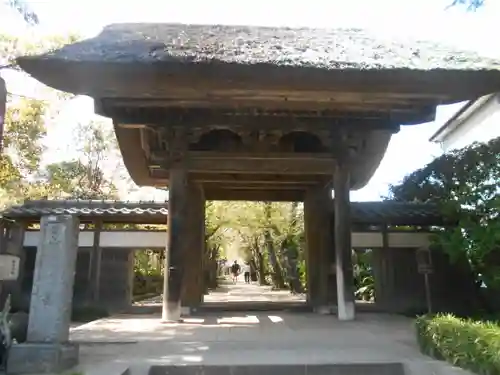 極楽寺（霊鷲山感應院極楽律寺）の山門・神門