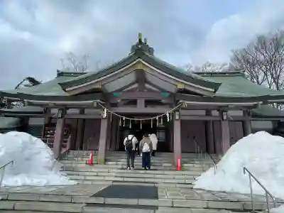 札幌護國神社の{uncategorized: "未分類", other: "その他", undefined: "問題あり", building: "その他建物", grave: "お墓", sacred_gate: "鳥居", guardian: "狛犬", statue: "像", buddha: "仏像", history: "歴史", nature: "自然", garden: "庭園", animal: "動物", pagoda: "塔", temizu: "手水舎", mountain_gate: "山門・神門", sanctuary: "本殿・本堂", subordinate: "末社・摂社", art: "芸術", scenery: "景色", jizo: "地蔵", ema: "絵馬", goshuin: "御朱印", omikuji: "おみくじ", items: "授与品その他", amulet: "お守り", goshuincho: "御朱印帳", eats: "食事", festival: "お祭り", votive_dance: "神楽", shichigosan: "七五三参", wedding: "結婚式", experience: "体験その他", initially: "初詣", around: "周辺", anti_infection: "感染症対策"}