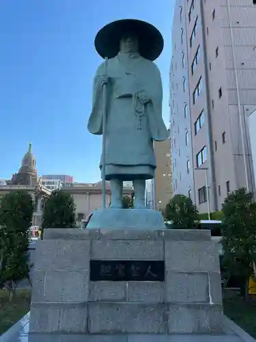 築地本願寺（本願寺築地別院）の像