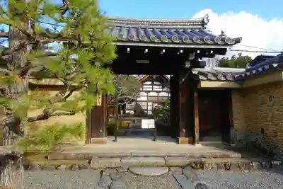 慈済院の山門・神門