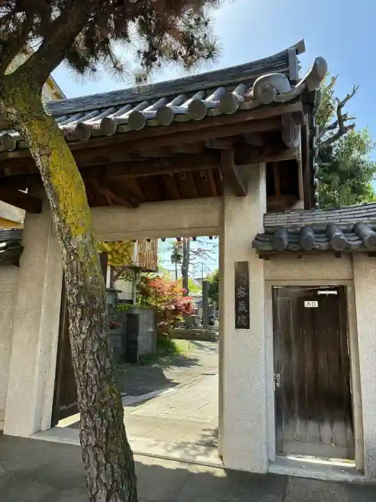 明王寺密蔵院の{uncategorized: "未分類", other: "その他", undefined: "問題あり", building: "その他建物", grave: "お墓", sacred_gate: "鳥居", guardian: "狛犬", statue: "像", buddha: "仏像", history: "歴史", nature: "自然", garden: "庭園", animal: "動物", pagoda: "塔", temizu: "手水舎", mountain_gate: "山門・神門", sanctuary: "本殿・本堂", subordinate: "末社・摂社", art: "芸術", scenery: "景色", jizo: "地蔵", ema: "絵馬", goshuin: "御朱印", omikuji: "おみくじ", items: "授与品その他", amulet: "お守り", goshuincho: "御朱印帳", eats: "食事", festival: "お祭り", votive_dance: "神楽", shichigosan: "七五三参", wedding: "結婚式", experience: "体験その他", initially: "初詣", around: "周辺", anti_infection: "感染症対策"}