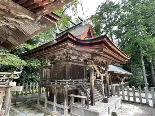 倭白山比咩神社（南出）の末社・摂社