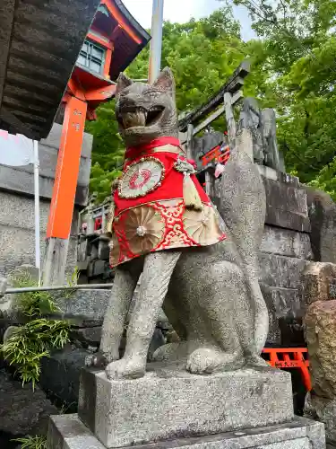 伏見稲荷大社三ノ峰（下之社神蹟・白菊大神）の{uncategorized: "未分類", other: "その他", undefined: "問題あり", building: "その他建物", grave: "お墓", sacred_gate: "鳥居", guardian: "狛犬", statue: "像", buddha: "仏像", history: "歴史", nature: "自然", garden: "庭園", animal: "動物", pagoda: "塔", temizu: "手水舎", mountain_gate: "山門・神門", sanctuary: "本殿・本堂", subordinate: "末社・摂社", art: "芸術", scenery: "景色", jizo: "地蔵", ema: "絵馬", goshuin: "御朱印", omikuji: "おみくじ", items: "授与品その他", amulet: "お守り", goshuincho: "御朱印帳", eats: "食事", festival: "お祭り", votive_dance: "神楽", shichigosan: "七五三参", wedding: "結婚式", experience: "体験その他", initially: "初詣", around: "周辺", anti_infection: "感染症対策"}