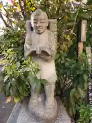 八津御嶽神社の像