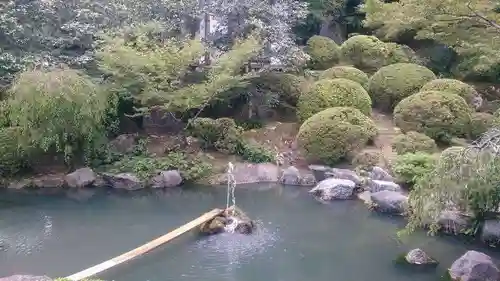 高座石寺の庭園