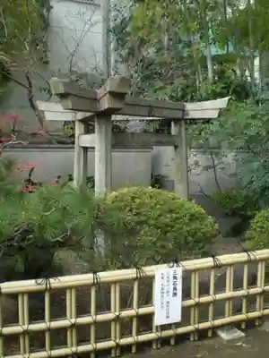 三囲神社の鳥居