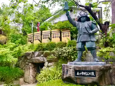 真田山 三光神社の像