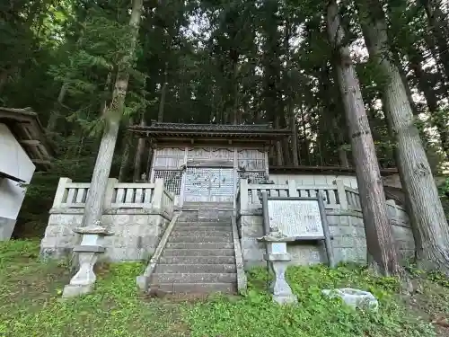 野平神社の{uncategorized: "未分類", other: "その他", undefined: "問題あり", building: "その他建物", grave: "お墓", sacred_gate: "鳥居", guardian: "狛犬", statue: "像", buddha: "仏像", history: "歴史", nature: "自然", garden: "庭園", animal: "動物", pagoda: "塔", temizu: "手水舎", mountain_gate: "山門・神門", sanctuary: "本殿・本堂", subordinate: "末社・摂社", art: "芸術", scenery: "景色", jizo: "地蔵", ema: "絵馬", goshuin: "御朱印", omikuji: "おみくじ", items: "授与品その他", amulet: "お守り", goshuincho: "御朱印帳", eats: "食事", festival: "お祭り", votive_dance: "神楽", shichigosan: "七五三参", wedding: "結婚式", experience: "体験その他", initially: "初詣", around: "周辺", anti_infection: "感染症対策"}