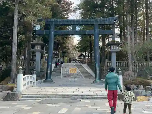 諏訪大社下社秋宮の{uncategorized: "未分類", other: "その他", undefined: "問題あり", building: "その他建物", grave: "お墓", sacred_gate: "鳥居", guardian: "狛犬", statue: "像", buddha: "仏像", history: "歴史", nature: "自然", garden: "庭園", animal: "動物", pagoda: "塔", temizu: "手水舎", mountain_gate: "山門・神門", sanctuary: "本殿・本堂", subordinate: "末社・摂社", art: "芸術", scenery: "景色", jizo: "地蔵", ema: "絵馬", goshuin: "御朱印", omikuji: "おみくじ", items: "授与品その他", amulet: "お守り", goshuincho: "御朱印帳", eats: "食事", festival: "お祭り", votive_dance: "神楽", shichigosan: "七五三参", wedding: "結婚式", experience: "体験その他", initially: "初詣", around: "周辺", anti_infection: "感染症対策"}