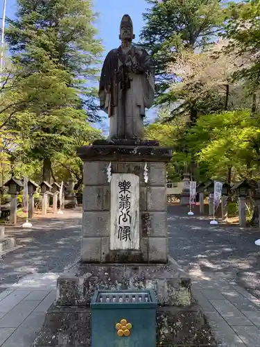 南湖神社の像