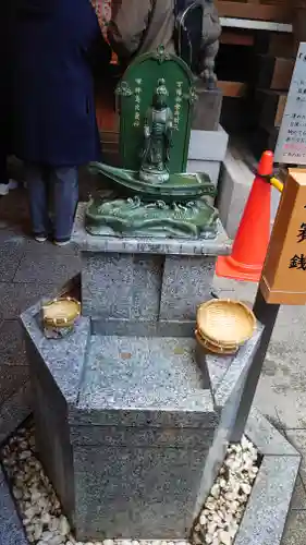 小網神社の像