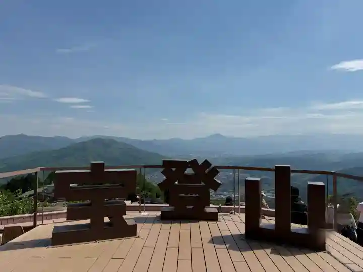 宝登山神社奥宮の{uncategorized: "未分類", other: "その他", undefined: "問題あり", building: "その他建物", grave: "お墓", sacred_gate: "鳥居", guardian: "狛犬", statue: "像", buddha: "仏像", history: "歴史", nature: "自然", garden: "庭園", animal: "動物", pagoda: "塔", temizu: "手水舎", mountain_gate: "山門・神門", sanctuary: "本殿・本堂", subordinate: "末社・摂社", art: "芸術", scenery: "景色", jizo: "地蔵", ema: "絵馬", goshuin: "御朱印", omikuji: "おみくじ", items: "授与品その他", amulet: "お守り", goshuincho: "御朱印帳", eats: "食事", festival: "お祭り", votive_dance: "神楽", shichigosan: "七五三参", wedding: "結婚式", experience: "体験その他", initially: "初詣", around: "周辺", anti_infection: "感染症対策"}