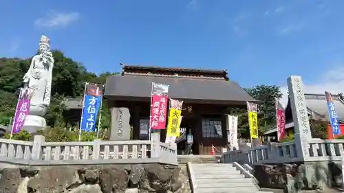 埼玉厄除け開運大師・龍泉寺（切り絵御朱印発祥の寺）の山門