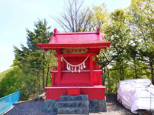 滝上神社の{uncategorized: "未分類", other: "その他", undefined: "問題あり", building: "その他建物", grave: "お墓", sacred_gate: "鳥居", guardian: "狛犬", statue: "像", buddha: "仏像", history: "歴史", nature: "自然", garden: "庭園", animal: "動物", pagoda: "塔", temizu: "手水舎", mountain_gate: "山門・神門", sanctuary: "本殿・本堂", subordinate: "末社・摂社", art: "芸術", scenery: "景色", jizo: "地蔵", ema: "絵馬", goshuin: "御朱印", omikuji: "おみくじ", items: "授与品その他", amulet: "お守り", goshuincho: "御朱印帳", eats: "食事", festival: "お祭り", votive_dance: "神楽", shichigosan: "七五三参", wedding: "結婚式", experience: "体験その他", initially: "初詣", around: "周辺", anti_infection: "感染症対策"}