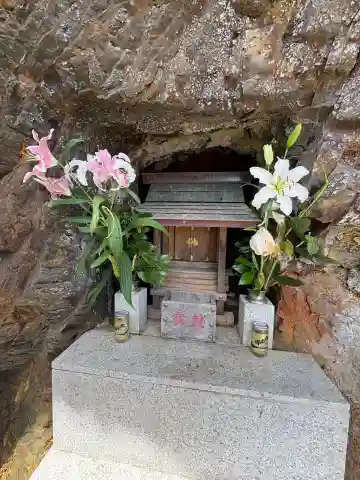 白蛇弁天(弁天島)の{uncategorized: "未分類", other: "その他", undefined: "問題あり", building: "その他建物", grave: "お墓", sacred_gate: "鳥居", guardian: "狛犬", statue: "像", buddha: "仏像", history: "歴史", nature: "自然", garden: "庭園", animal: "動物", pagoda: "塔", temizu: "手水舎", mountain_gate: "山門・神門", sanctuary: "本殿・本堂", subordinate: "末社・摂社", art: "芸術", scenery: "景色", jizo: "地蔵", ema: "絵馬", goshuin: "御朱印", omikuji: "おみくじ", items: "授与品その他", amulet: "お守り", goshuincho: "御朱印帳", eats: "食事", festival: "お祭り", votive_dance: "神楽", shichigosan: "七五三参", wedding: "結婚式", experience: "体験その他", initially: "初詣", around: "周辺", anti_infection: "感染症対策"}