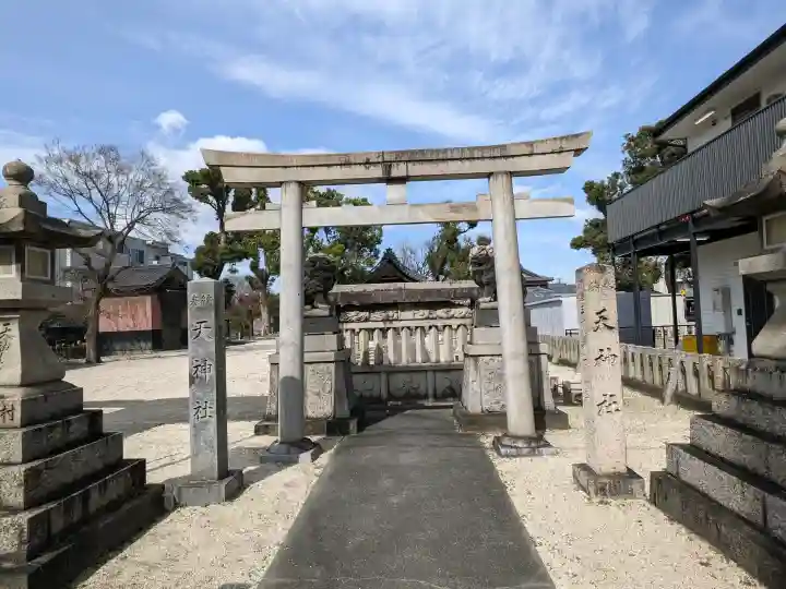 天神社(烏森天神社)の{uncategorized: "未分類", other: "その他", undefined: "問題あり", building: "その他建物", grave: "お墓", sacred_gate: "鳥居", guardian: "狛犬", statue: "像", buddha: "仏像", history: "歴史", nature: "自然", garden: "庭園", animal: "動物", pagoda: "塔", temizu: "手水舎", mountain_gate: "山門・神門", sanctuary: "本殿・本堂", subordinate: "末社・摂社", art: "芸術", scenery: "景色", jizo: "地蔵", ema: "絵馬", goshuin: "御朱印", omikuji: "おみくじ", items: "授与品その他", amulet: "お守り", goshuincho: "御朱印帳", eats: "食事", festival: "お祭り", votive_dance: "神楽", shichigosan: "七五三参", wedding: "結婚式", experience: "体験その他", initially: "初詣", around: "周辺", anti_infection: "感染症対策"}