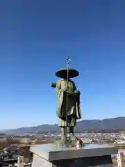 かむろ大師の像