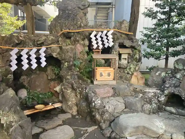 羽衣町厳島神社(関内厳島神社・横浜弁天)の{uncategorized: "未分類", other: "その他", undefined: "問題あり", building: "その他建物", grave: "お墓", sacred_gate: "鳥居", guardian: "狛犬", statue: "像", buddha: "仏像", history: "歴史", nature: "自然", garden: "庭園", animal: "動物", pagoda: "塔", temizu: "手水舎", mountain_gate: "山門・神門", sanctuary: "本殿・本堂", subordinate: "末社・摂社", art: "芸術", scenery: "景色", jizo: "地蔵", ema: "絵馬", goshuin: "御朱印", omikuji: "おみくじ", items: "授与品その他", amulet: "お守り", goshuincho: "御朱印帳", eats: "食事", festival: "お祭り", votive_dance: "神楽", shichigosan: "七五三参", wedding: "結婚式", experience: "体験その他", initially: "初詣", around: "周辺", anti_infection: "感染症対策"}