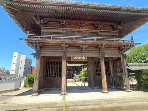 海徳寺の{uncategorized: "未分類", other: "その他", undefined: "問題あり", building: "その他建物", grave: "お墓", sacred_gate: "鳥居", guardian: "狛犬", statue: "像", buddha: "仏像", history: "歴史", nature: "自然", garden: "庭園", animal: "動物", pagoda: "塔", temizu: "手水舎", mountain_gate: "山門・神門", sanctuary: "本殿・本堂", subordinate: "末社・摂社", art: "芸術", scenery: "景色", jizo: "地蔵", ema: "絵馬", goshuin: "御朱印", omikuji: "おみくじ", items: "授与品その他", amulet: "お守り", goshuincho: "御朱印帳", eats: "食事", festival: "お祭り", votive_dance: "神楽", shichigosan: "七五三参", wedding: "結婚式", experience: "体験その他", initially: "初詣", around: "周辺", anti_infection: "感染症対策"}