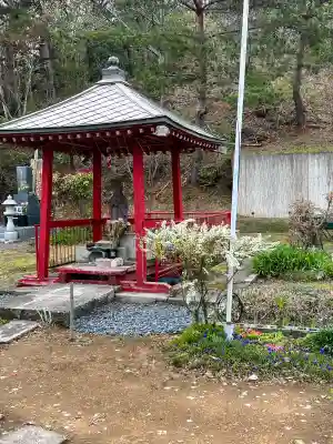 龍本寺の{uncategorized: "未分類", other: "その他", undefined: "問題あり", building: "その他建物", grave: "お墓", sacred_gate: "鳥居", guardian: "狛犬", statue: "像", buddha: "仏像", history: "歴史", nature: "自然", garden: "庭園", animal: "動物", pagoda: "塔", temizu: "手水舎", mountain_gate: "山門・神門", sanctuary: "本殿・本堂", subordinate: "末社・摂社", art: "芸術", scenery: "景色", jizo: "地蔵", ema: "絵馬", goshuin: "御朱印", omikuji: "おみくじ", items: "授与品その他", amulet: "お守り", goshuincho: "御朱印帳", eats: "食事", festival: "お祭り", votive_dance: "神楽", shichigosan: "七五三参", wedding: "結婚式", experience: "体験その他", initially: "初詣", around: "周辺", anti_infection: "感染症対策"}