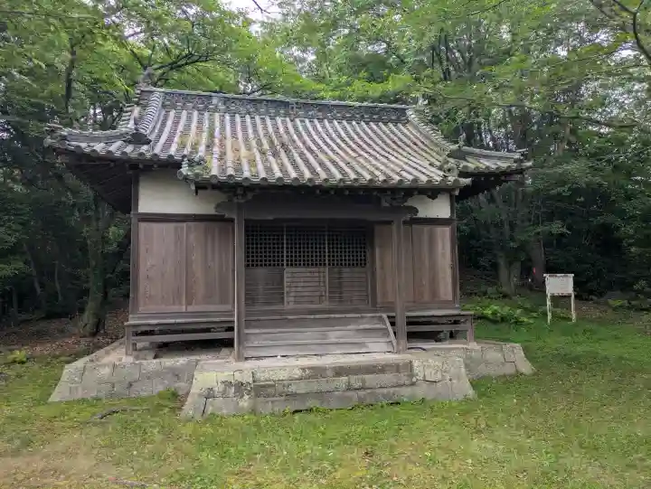 五十鈴神社の{uncategorized: "未分類", other: "その他", undefined: "問題あり", building: "その他建物", grave: "お墓", sacred_gate: "鳥居", guardian: "狛犬", statue: "像", buddha: "仏像", history: "歴史", nature: "自然", garden: "庭園", animal: "動物", pagoda: "塔", temizu: "手水舎", mountain_gate: "山門・神門", sanctuary: "本殿・本堂", subordinate: "末社・摂社", art: "芸術", scenery: "景色", jizo: "地蔵", ema: "絵馬", goshuin: "御朱印", omikuji: "おみくじ", items: "授与品その他", amulet: "お守り", goshuincho: "御朱印帳", eats: "食事", festival: "お祭り", votive_dance: "神楽", shichigosan: "七五三参", wedding: "結婚式", experience: "体験その他", initially: "初詣", around: "周辺", anti_infection: "感染症対策"}
