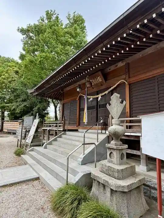 諏訪神社の{uncategorized: "未分類", other: "その他", undefined: "問題あり", building: "その他建物", grave: "お墓", sacred_gate: "鳥居", guardian: "狛犬", statue: "像", buddha: "仏像", history: "歴史", nature: "自然", garden: "庭園", animal: "動物", pagoda: "塔", temizu: "手水舎", mountain_gate: "山門・神門", sanctuary: "本殿・本堂", subordinate: "末社・摂社", art: "芸術", scenery: "景色", jizo: "地蔵", ema: "絵馬", goshuin: "御朱印", omikuji: "おみくじ", items: "授与品その他", amulet: "お守り", goshuincho: "御朱印帳", eats: "食事", festival: "お祭り", votive_dance: "神楽", shichigosan: "七五三参", wedding: "結婚式", experience: "体験その他", initially: "初詣", around: "周辺", anti_infection: "感染症対策"}