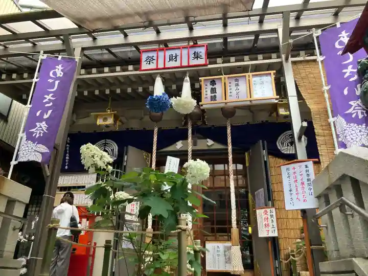 十番稲荷神社の{uncategorized: "未分類", other: "その他", undefined: "問題あり", building: "その他建物", grave: "お墓", sacred_gate: "鳥居", guardian: "狛犬", statue: "像", buddha: "仏像", history: "歴史", nature: "自然", garden: "庭園", animal: "動物", pagoda: "塔", temizu: "手水舎", mountain_gate: "山門・神門", sanctuary: "本殿・本堂", subordinate: "末社・摂社", art: "芸術", scenery: "景色", jizo: "地蔵", ema: "絵馬", goshuin: "御朱印", omikuji: "おみくじ", items: "授与品その他", amulet: "お守り", goshuincho: "御朱印帳", eats: "食事", festival: "お祭り", votive_dance: "神楽", shichigosan: "七五三参", wedding: "結婚式", experience: "体験その他", initially: "初詣", around: "周辺", anti_infection: "感染症対策"}