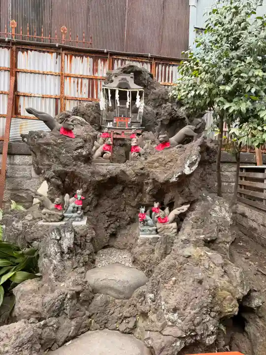 飛木稲荷神社の{uncategorized: "未分類", other: "その他", undefined: "問題あり", building: "その他建物", grave: "お墓", sacred_gate: "鳥居", guardian: "狛犬", statue: "像", buddha: "仏像", history: "歴史", nature: "自然", garden: "庭園", animal: "動物", pagoda: "塔", temizu: "手水舎", mountain_gate: "山門・神門", sanctuary: "本殿・本堂", subordinate: "末社・摂社", art: "芸術", scenery: "景色", jizo: "地蔵", ema: "絵馬", goshuin: "御朱印", omikuji: "おみくじ", items: "授与品その他", amulet: "お守り", goshuincho: "御朱印帳", eats: "食事", festival: "お祭り", votive_dance: "神楽", shichigosan: "七五三参", wedding: "結婚式", experience: "体験その他", initially: "初詣", around: "周辺", anti_infection: "感染症対策"}