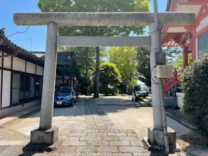 野毛六所神社の鳥居