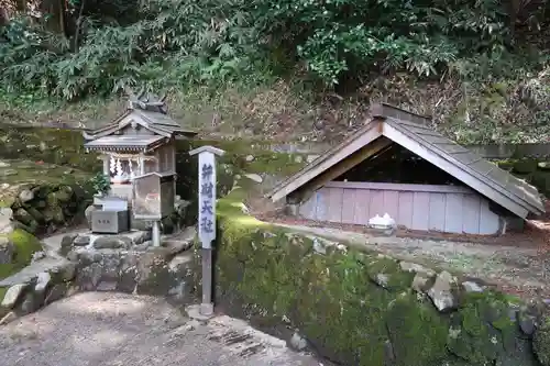 閼伽井不動(奈良県)