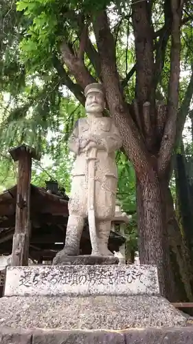 神明社の像