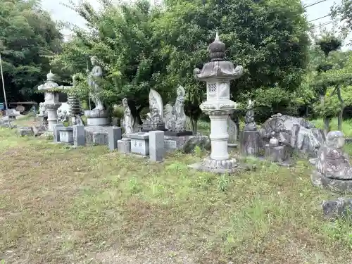 泉蔵寺の{uncategorized: "未分類", other: "その他", undefined: "問題あり", building: "その他建物", grave: "お墓", sacred_gate: "鳥居", guardian: "狛犬", statue: "像", buddha: "仏像", history: "歴史", nature: "自然", garden: "庭園", animal: "動物", pagoda: "塔", temizu: "手水舎", mountain_gate: "山門・神門", sanctuary: "本殿・本堂", subordinate: "末社・摂社", art: "芸術", scenery: "景色", jizo: "地蔵", ema: "絵馬", goshuin: "御朱印", omikuji: "おみくじ", items: "授与品その他", amulet: "お守り", goshuincho: "御朱印帳", eats: "食事", festival: "お祭り", votive_dance: "神楽", shichigosan: "七五三参", wedding: "結婚式", experience: "体験その他", initially: "初詣", around: "周辺", anti_infection: "感染症対策"}