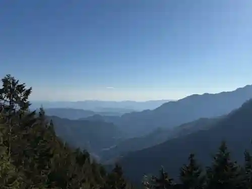 三峯神社の{uncategorized: "未分類", other: "その他", undefined: "問題あり", building: "その他建物", grave: "お墓", sacred_gate: "鳥居", guardian: "狛犬", statue: "像", buddha: "仏像", history: "歴史", nature: "自然", garden: "庭園", animal: "動物", pagoda: "塔", temizu: "手水舎", mountain_gate: "山門・神門", sanctuary: "本殿・本堂", subordinate: "末社・摂社", art: "芸術", scenery: "景色", jizo: "地蔵", ema: "絵馬", goshuin: "御朱印", omikuji: "おみくじ", items: "授与品その他", amulet: "お守り", goshuincho: "御朱印帳", eats: "食事", festival: "お祭り", votive_dance: "神楽", shichigosan: "七五三参", wedding: "結婚式", experience: "体験その他", initially: "初詣", around: "周辺", anti_infection: "感染症対策"}