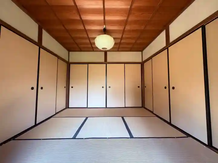 総見院の{uncategorized: "未分類", other: "その他", undefined: "問題あり", building: "その他建物", grave: "お墓", sacred_gate: "鳥居", guardian: "狛犬", statue: "像", buddha: "仏像", history: "歴史", nature: "自然", garden: "庭園", animal: "動物", pagoda: "塔", temizu: "手水舎", mountain_gate: "山門・神門", sanctuary: "本殿・本堂", subordinate: "末社・摂社", art: "芸術", scenery: "景色", jizo: "地蔵", ema: "絵馬", goshuin: "御朱印", omikuji: "おみくじ", items: "授与品その他", amulet: "お守り", goshuincho: "御朱印帳", eats: "食事", festival: "お祭り", votive_dance: "神楽", shichigosan: "七五三参", wedding: "結婚式", experience: "体験その他", initially: "初詣", around: "周辺", anti_infection: "感染症対策"}