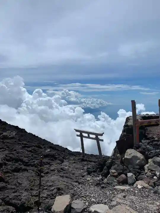 富士山頂上浅間大社奥宮の鳥居