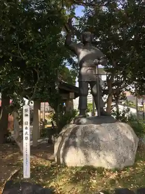 熱田神社の像