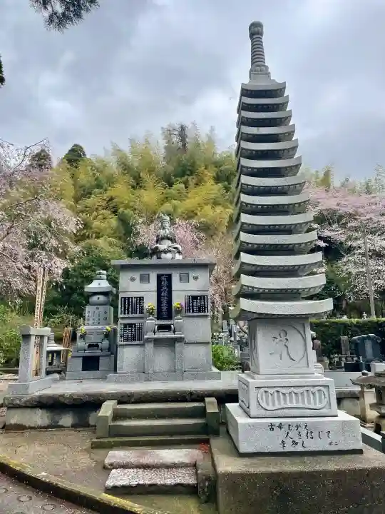 本漸寺の{uncategorized: "未分類", other: "その他", undefined: "問題あり", building: "その他建物", grave: "お墓", sacred_gate: "鳥居", guardian: "狛犬", statue: "像", buddha: "仏像", history: "歴史", nature: "自然", garden: "庭園", animal: "動物", pagoda: "塔", temizu: "手水舎", mountain_gate: "山門・神門", sanctuary: "本殿・本堂", subordinate: "末社・摂社", art: "芸術", scenery: "景色", jizo: "地蔵", ema: "絵馬", goshuin: "御朱印", omikuji: "おみくじ", items: "授与品その他", amulet: "お守り", goshuincho: "御朱印帳", eats: "食事", festival: "お祭り", votive_dance: "神楽", shichigosan: "七五三参", wedding: "結婚式", experience: "体験その他", initially: "初詣", around: "周辺", anti_infection: "感染症対策"}