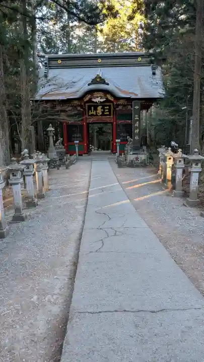 三峯神社の{uncategorized: "未分類", other: "その他", undefined: "問題あり", building: "その他建物", grave: "お墓", sacred_gate: "鳥居", guardian: "狛犬", statue: "像", buddha: "仏像", history: "歴史", nature: "自然", garden: "庭園", animal: "動物", pagoda: "塔", temizu: "手水舎", mountain_gate: "山門・神門", sanctuary: "本殿・本堂", subordinate: "末社・摂社", art: "芸術", scenery: "景色", jizo: "地蔵", ema: "絵馬", goshuin: "御朱印", omikuji: "おみくじ", items: "授与品その他", amulet: "お守り", goshuincho: "御朱印帳", eats: "食事", festival: "お祭り", votive_dance: "神楽", shichigosan: "七五三参", wedding: "結婚式", experience: "体験その他", initially: "初詣", around: "周辺", anti_infection: "感染症対策"}