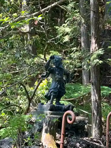 武蔵御嶽神社の{uncategorized: "未分類", other: "その他", undefined: "問題あり", building: "その他建物", grave: "お墓", sacred_gate: "鳥居", guardian: "狛犬", statue: "像", buddha: "仏像", history: "歴史", nature: "自然", garden: "庭園", animal: "動物", pagoda: "塔", temizu: "手水舎", mountain_gate: "山門・神門", sanctuary: "本殿・本堂", subordinate: "末社・摂社", art: "芸術", scenery: "景色", jizo: "地蔵", ema: "絵馬", goshuin: "御朱印", omikuji: "おみくじ", items: "授与品その他", amulet: "お守り", goshuincho: "御朱印帳", eats: "食事", festival: "お祭り", votive_dance: "神楽", shichigosan: "七五三参", wedding: "結婚式", experience: "体験その他", initially: "初詣", around: "周辺", anti_infection: "感染症対策"}