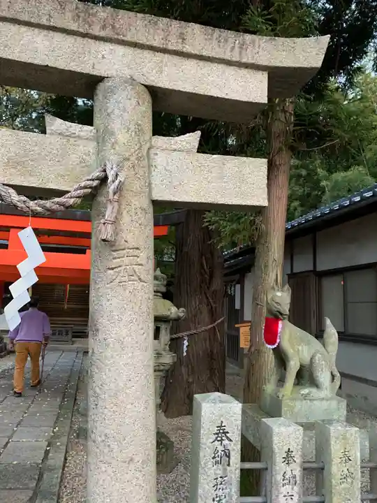 孫太郎稲荷神社(薬師寺境内社)の狛犬