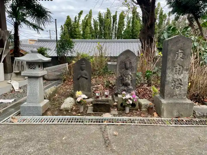 本乗寺の{uncategorized: "未分類", other: "その他", undefined: "問題あり", building: "その他建物", grave: "お墓", sacred_gate: "鳥居", guardian: "狛犬", statue: "像", buddha: "仏像", history: "歴史", nature: "自然", garden: "庭園", animal: "動物", pagoda: "塔", temizu: "手水舎", mountain_gate: "山門・神門", sanctuary: "本殿・本堂", subordinate: "末社・摂社", art: "芸術", scenery: "景色", jizo: "地蔵", ema: "絵馬", goshuin: "御朱印", omikuji: "おみくじ", items: "授与品その他", amulet: "お守り", goshuincho: "御朱印帳", eats: "食事", festival: "お祭り", votive_dance: "神楽", shichigosan: "七五三参", wedding: "結婚式", experience: "体験その他", initially: "初詣", around: "周辺", anti_infection: "感染症対策"}