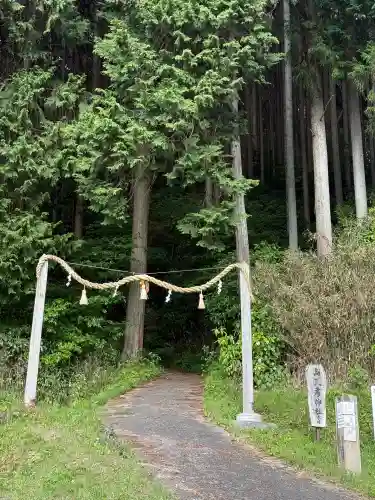 高天彦神社の{uncategorized: "未分類", other: "その他", undefined: "問題あり", building: "その他建物", grave: "お墓", sacred_gate: "鳥居", guardian: "狛犬", statue: "像", buddha: "仏像", history: "歴史", nature: "自然", garden: "庭園", animal: "動物", pagoda: "塔", temizu: "手水舎", mountain_gate: "山門・神門", sanctuary: "本殿・本堂", subordinate: "末社・摂社", art: "芸術", scenery: "景色", jizo: "地蔵", ema: "絵馬", goshuin: "御朱印", omikuji: "おみくじ", items: "授与品その他", amulet: "お守り", goshuincho: "御朱印帳", eats: "食事", festival: "お祭り", votive_dance: "神楽", shichigosan: "七五三参", wedding: "結婚式", experience: "体験その他", initially: "初詣", around: "周辺", anti_infection: "感染症対策"}